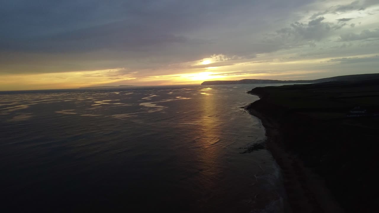 puesta de sol en la costa de la isla de wight