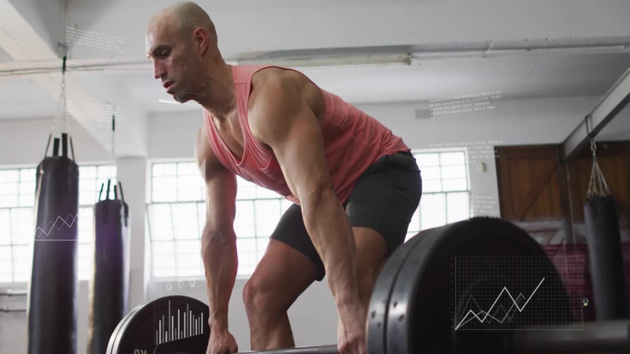 Man pakt een geladen halterstang en trekt deze naar zijn ribben in de sportschool voor krachttraining, met roze tanktop en overlay.