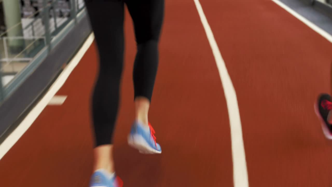 ⁇ 은 여성들이 실내에서 함께 뛰고 있습니다.