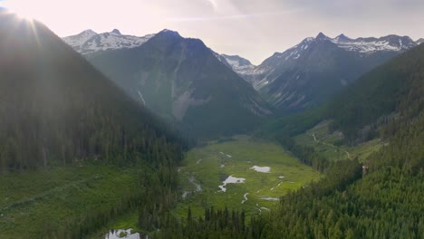 Sonne-Scheint-über-Die-Berge,-Den-Wald-Und-Den-Fluss-In-Pemberton,-BC,-Kanada