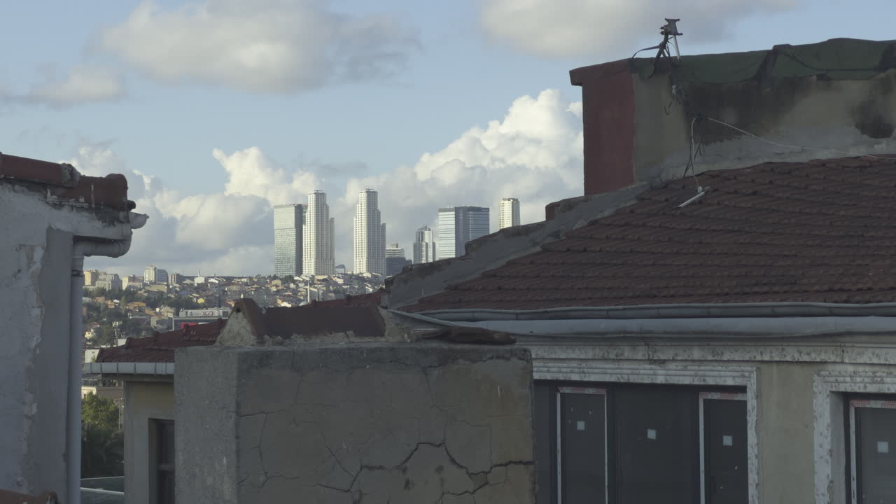 visión general en ángulo alto de los tejados de estambul, paisaje urbano pintoresco que mezcla elementos históricos y modernos de la ciudad