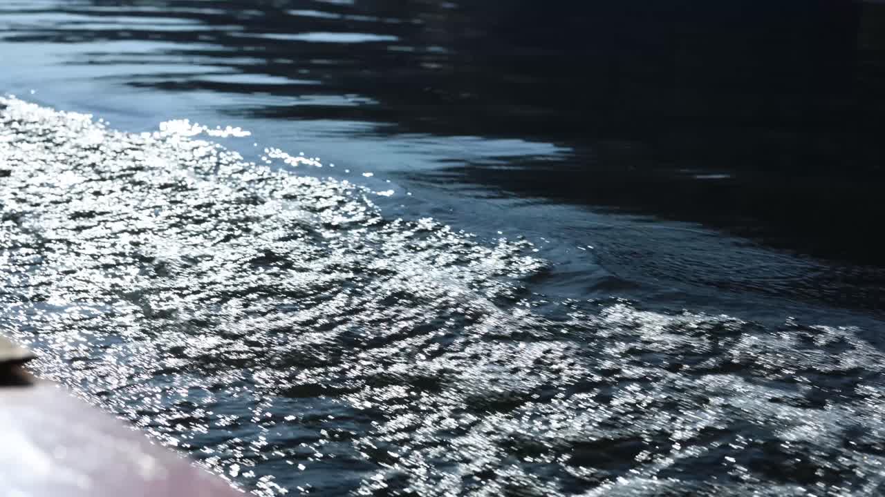 물 표면에서 반사되는 빛