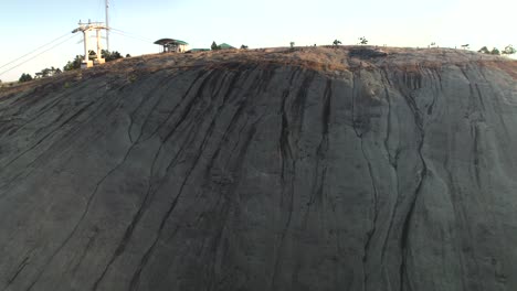 La-Enorme-Cúpula-De-Granito-En-El-Parque-Estatal-Stone-Mountain