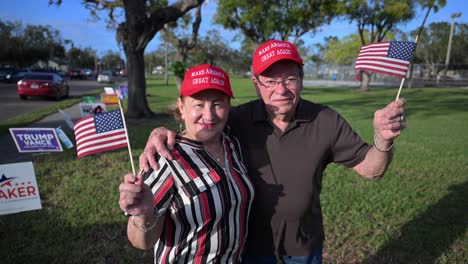 geh raus und stimm ab. magas unterstützer schwenken die amerikanische flagge.