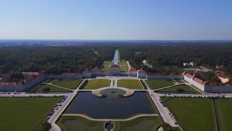 Suave-Vista-Aérea-Superior-Vuelo-Castillo-Palacio-De-Nymphenburg-Paisaje-Ciudad-Munich-Alemania-Bávaro,-Verano-Soleado-Cielo-Azul-Día-23