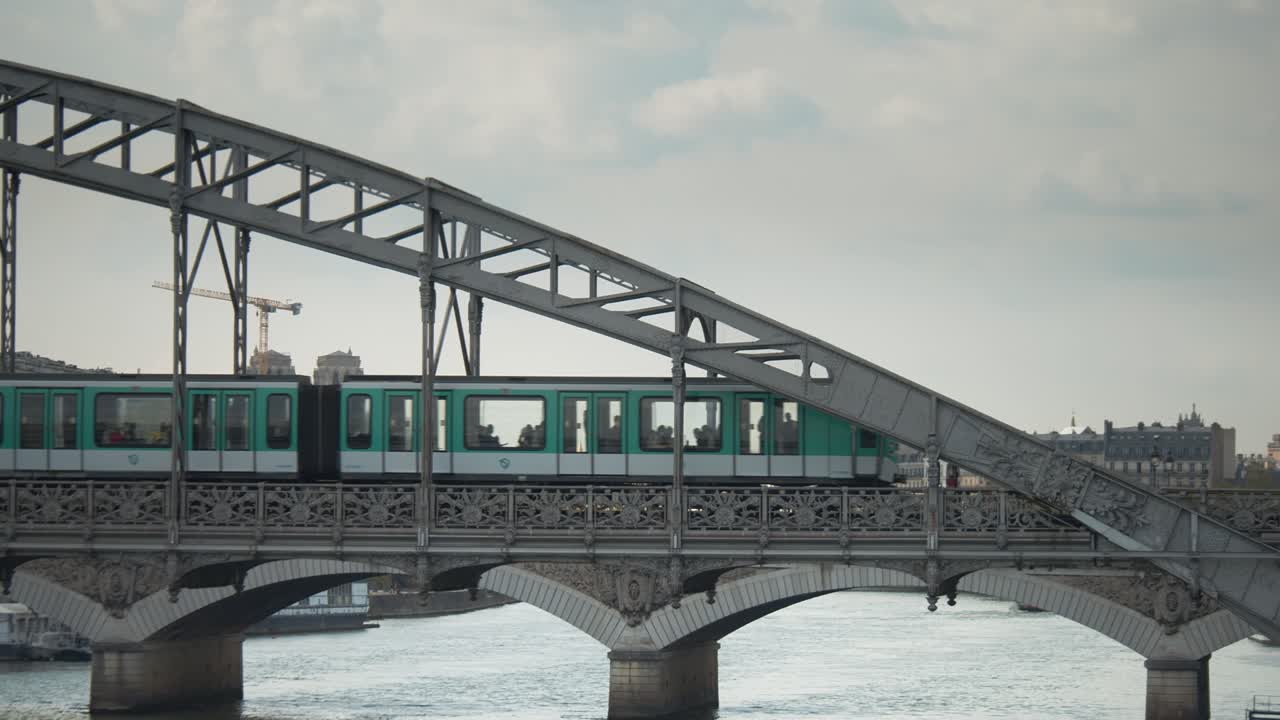 un viaje en tren cruzando el puente en parís, francia