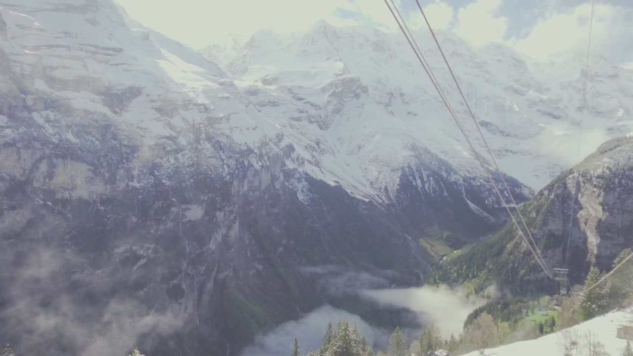 vista de las montañas de los alpes suizos desde el balcón del teleférico