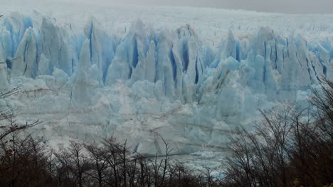 una toma amplia de un glaciar en la distancia 2