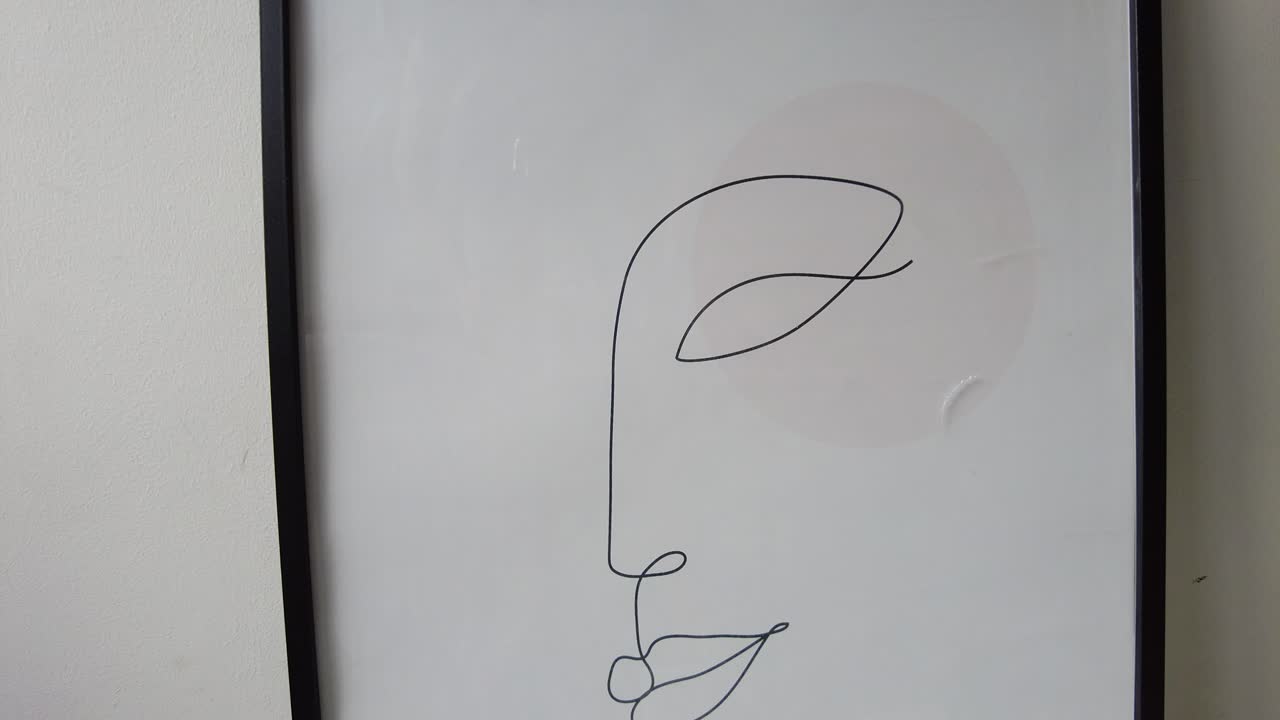 ⁇  캔버스 위에 검은 선을 가진 미니멀한 페인트 배경을 선보이며 시각적으로 놀라운 단순한 예술 작품을 만 ⁇ 니다.