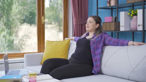 una joven feliz acostada en el sofá. está descansando.