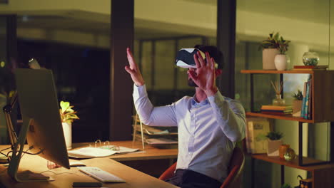 hombre de negocios que usa auriculares vr para conectarse