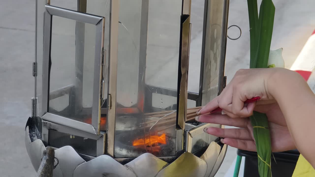 orando en una linterna del templo