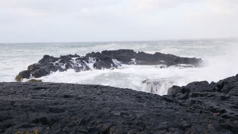 Olas-Altas-Chocando-Contra-Rocas-De-Basalto-Negro-En-La-Costa-De-Islandia