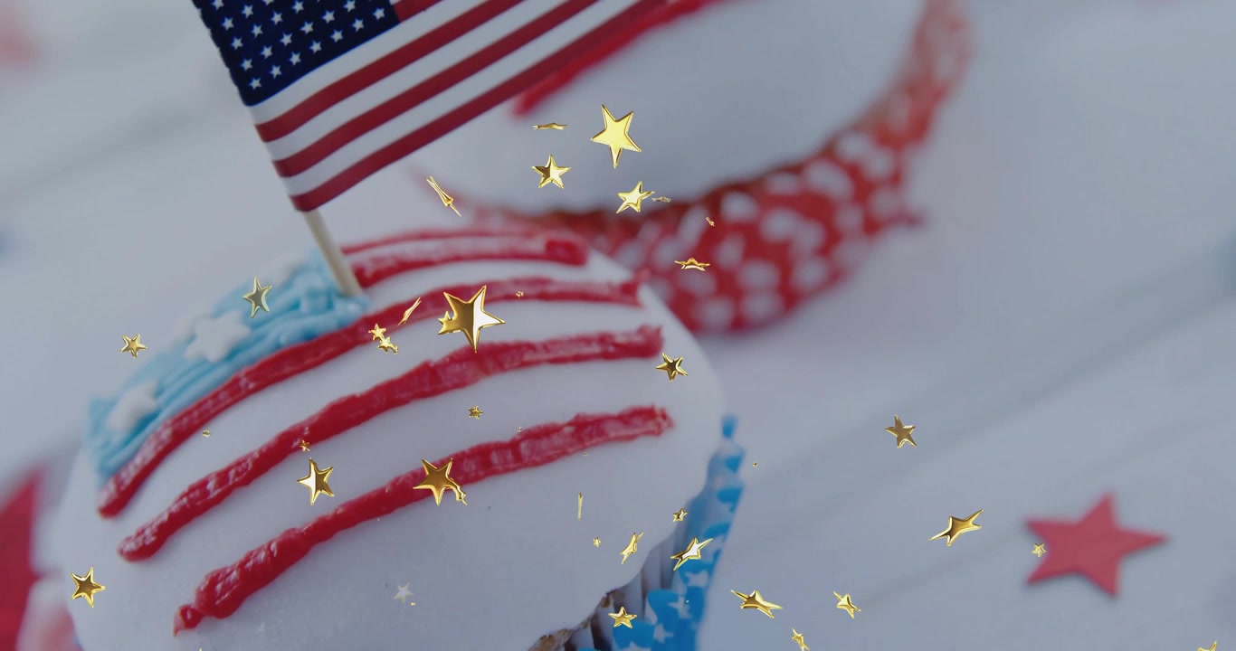 Cupcakes patrióticos decorados con banderas americanas y estrellas doradas cayendo