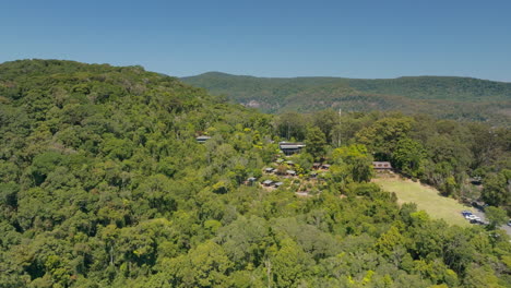 avión no tripulado de alto nivel sobrevuelo en cámara lenta pintoresco lodge de montaña binna burra en el parque nacional de lamington, 4k