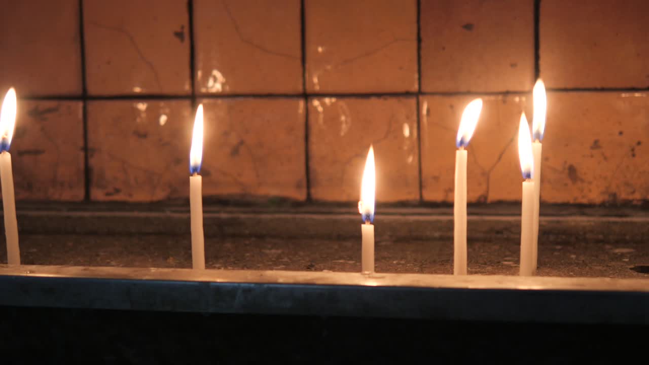 Candele accese in una chiesa