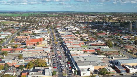 Revelación-Aérea-De-La-Principal-Calle-Comercial-De-La-Ciudad-De-Yarrawonga,-Victoria,-Australia.