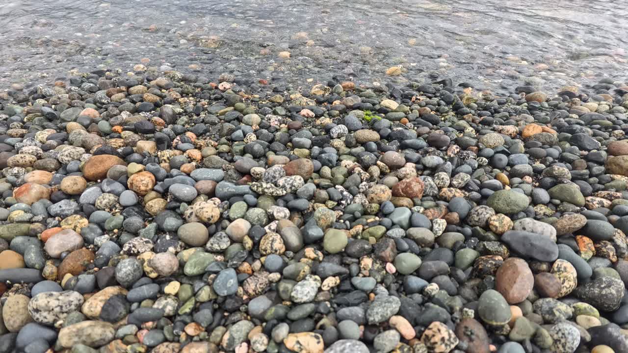 Kieselsteine an der Küste Alaskas nahe Haines, USA