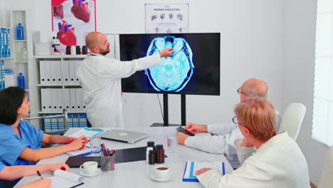 Médico-Haciendo-Una-Presentación-Al-Personal-Médico-En-El-área-De-Radiología-Del-Hospital.