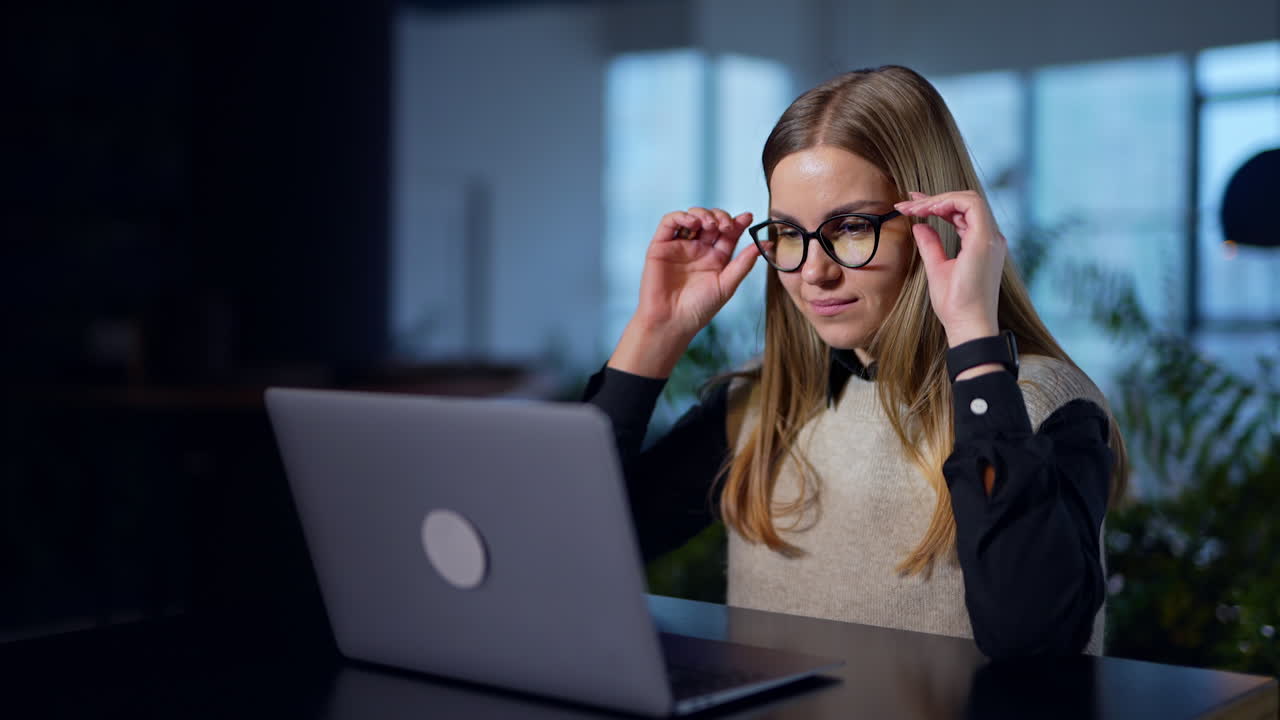 밤에 노트북에서 일하는 여자