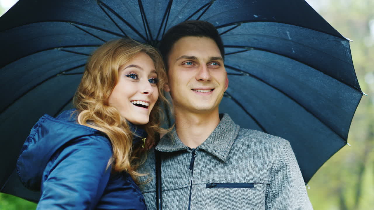 남녀 우산 아래 비 앞 웃음 미소