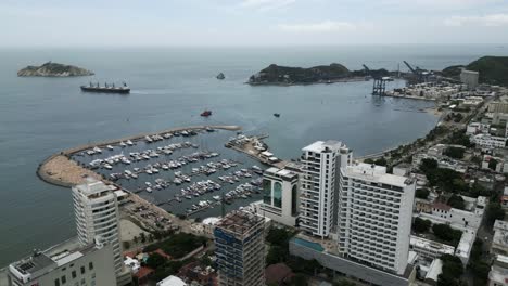 Santa-Marta-Colombia-Drone-Aéreo-Vista-Panorámica-Ciudad-Playa-Horizonte-Paisaje-Del-Puerto-Marítimo-Del-Caribe,-Destino-De-Viaje-En-América-Del-Sur