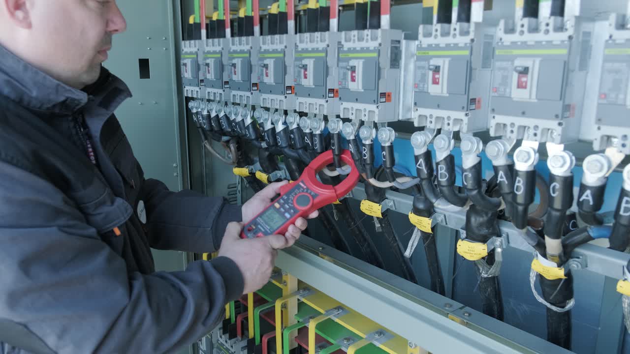 comprobación de los niveles de tensión de funcionamiento del compartimento de los aparatos de conmutación de los paneles solares