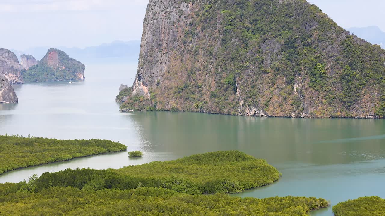 섬과 맹그로브 숲이 있는 열대 만 풍경