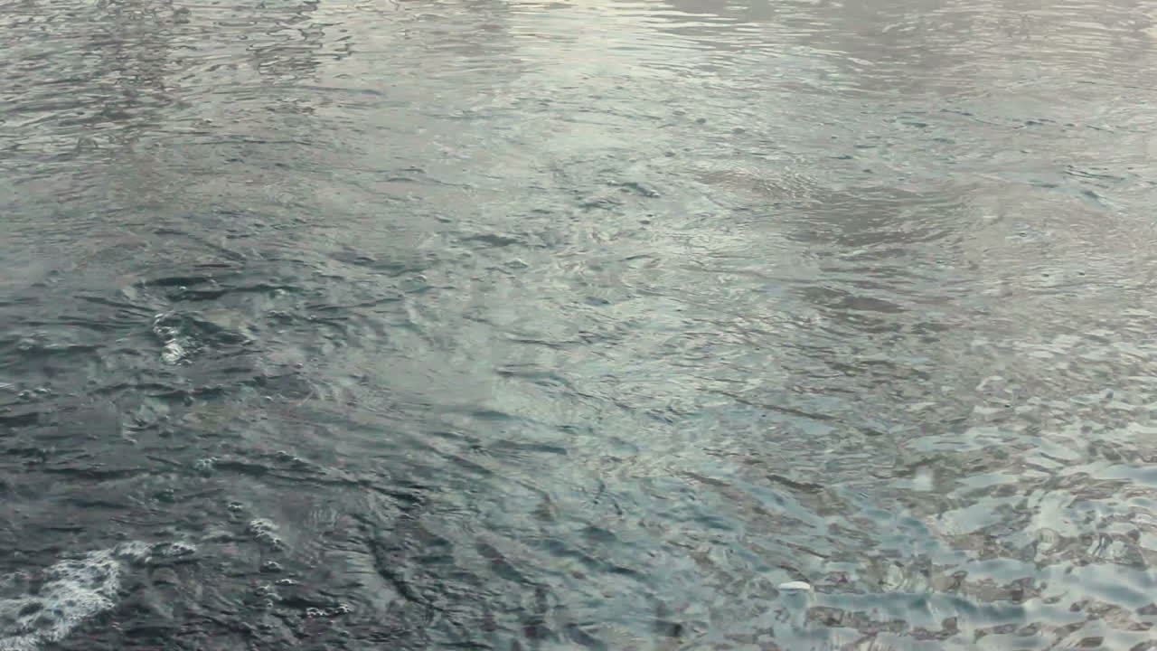 물의 표면. 강의 물 표면.강의 흐름. 근접. 흐르는 물