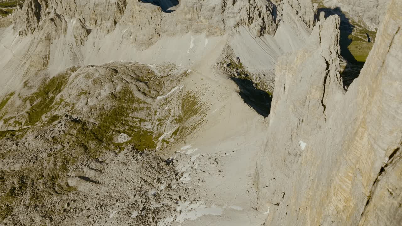 toma aérea de un dron en tre cime di lavaredo en los alpes dolomitas en italia, 4k