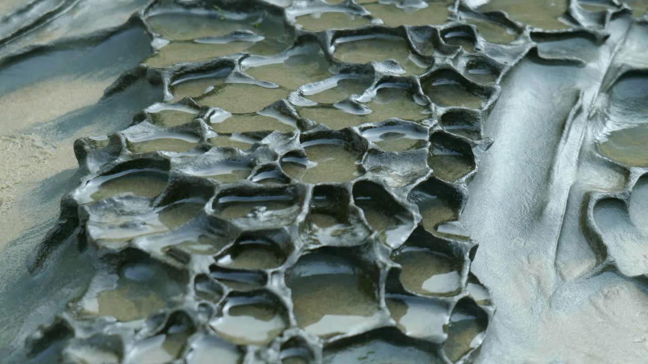 спокойная вода, укрытая в пляжных скалах, спокойная прибрежная сцена с естественными скальными образованиями