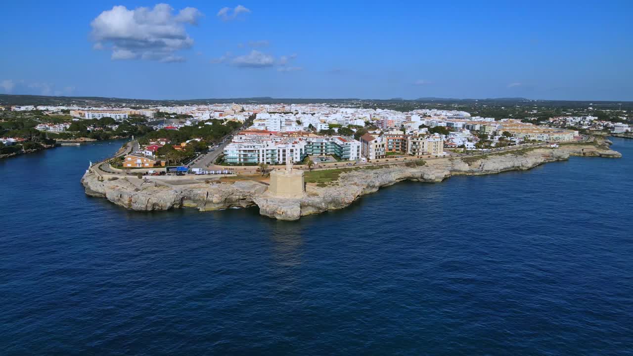 강을 흐르는 물과 함께 시우타델라 구시가 마을 주변을 패닝하는 드론
