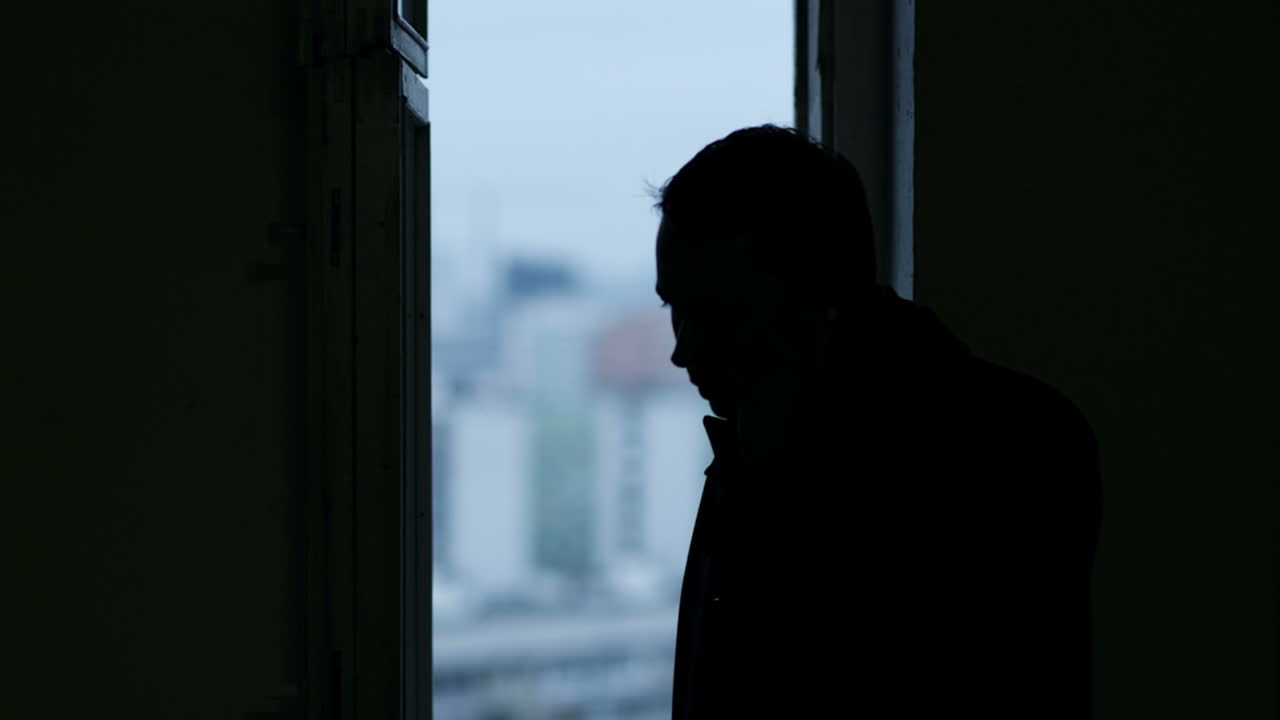 전화 통화하는 사람