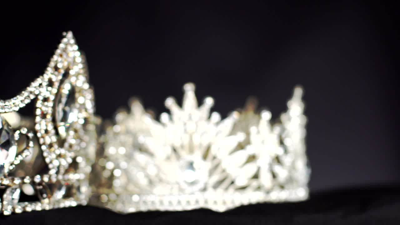 la corona de diamantes y plata del concurso de belleza