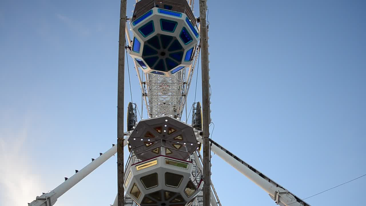 Grande ruota panoramica contro il cielo. Riprese serali