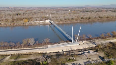 Vista-Aérea-Sobre-El-Puente-Pasarela-En-Avignon,-Francia,-Paisaje-Escénico-En-El-Fondo