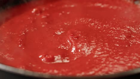 salsa de tomate cocinada en una sartén