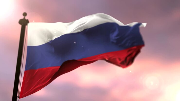 Flagge Russlands weht im Wind bei Sonnenuntergang, Endlosschleife