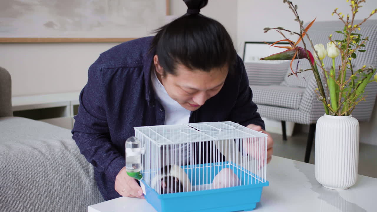 ⁇ 를 지켜보는 사람