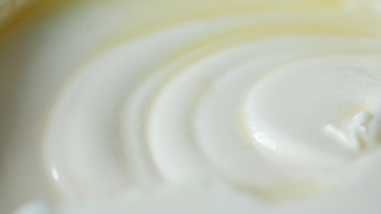 컨테이너에 있는 신선한 버터의 클로즈업