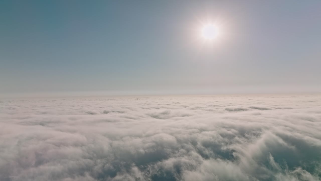 Sorvolo di un paesaggio di nuvole in movimento con splendidi raggi di sole