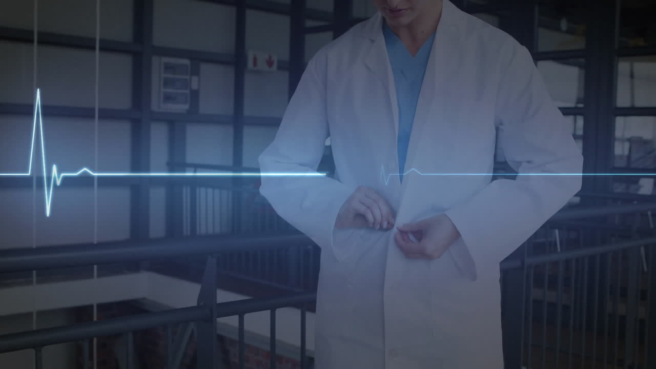 의사 는 웃으며 팔 을 는 동안 실험실 코트 를 고 있다