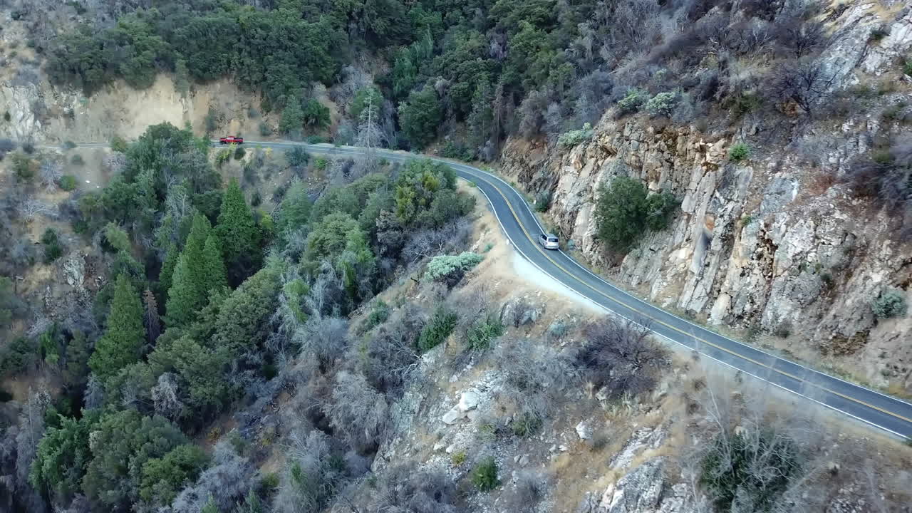toma aérea de autos que viajan por carretera en las montañas del parque nacional sequoia, california