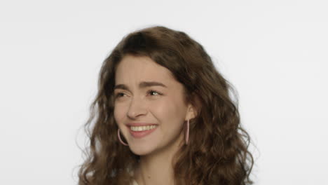 mujer de cabello rizado cara sonriente
