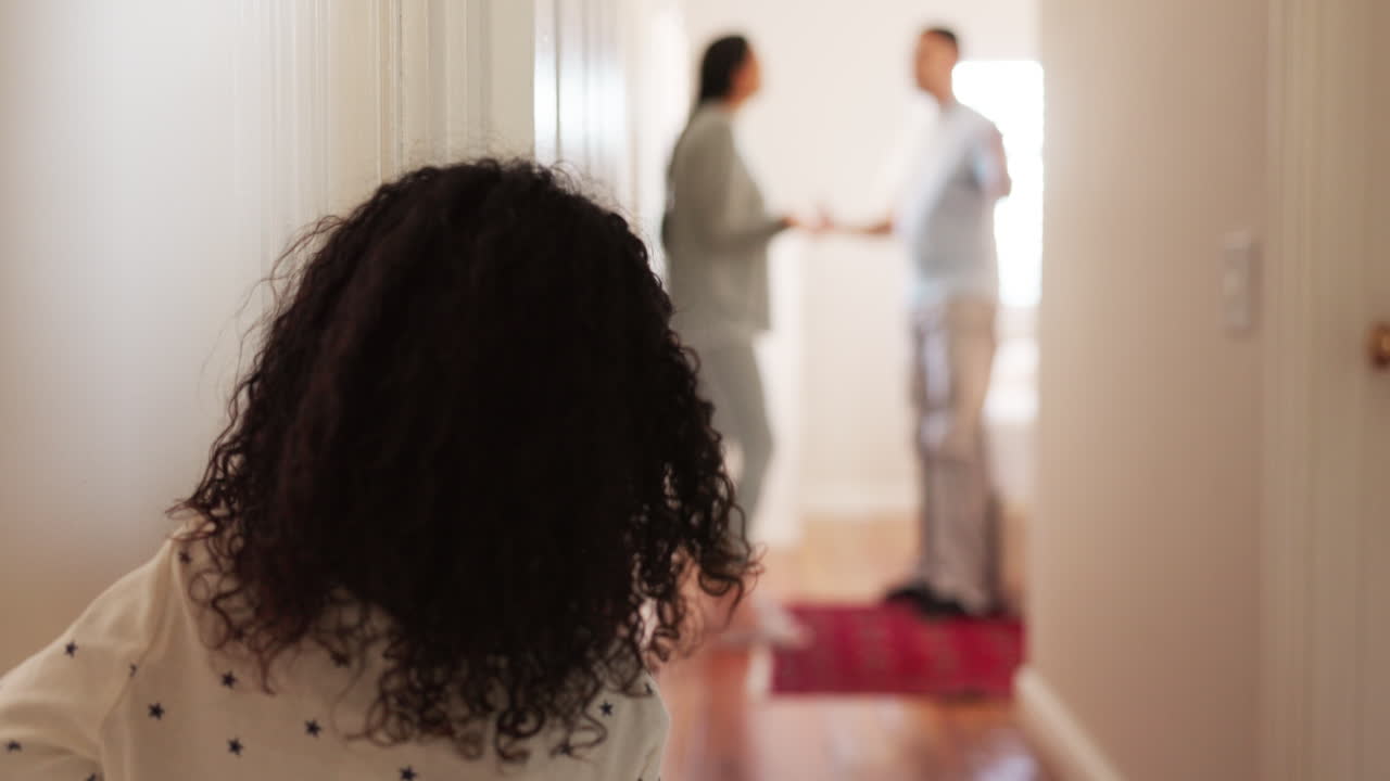 atrás, los padres peleando y la niña en el pasillo