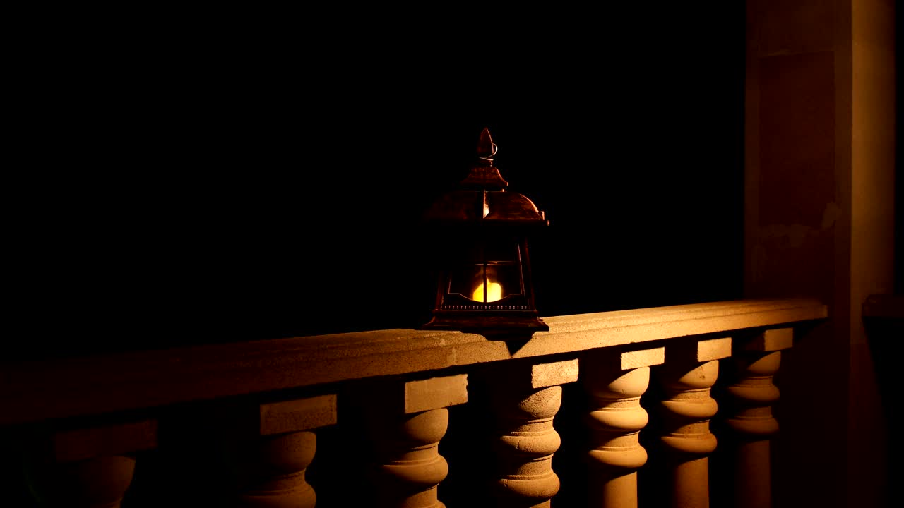 밤에는 레트로 스타일 랜턴, 정원에서 발코니에 아름다운 다채로운 조명 램프, 선택적 초점