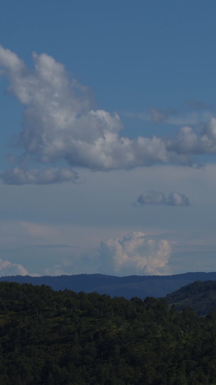 산악 지형 위 에 있는 구름 의 움직임