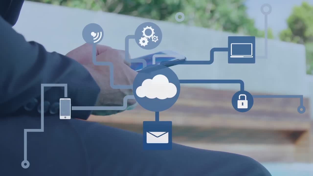 animación del icono de la nube y las conexiones sobre el hombre de negocios caucásico que usa un teléfono inteligente