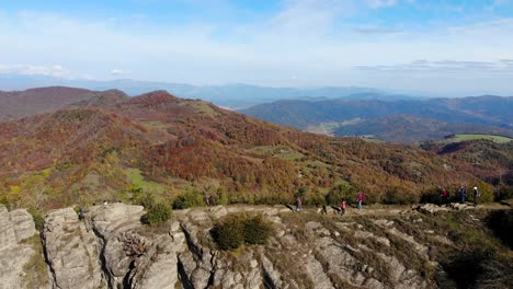 Antenne:-Mehrere-Wanderer,-Die-In-Der-Herbstsaison-Auf-Einem-Sehr-Schmalen-Bergkamm-Spazieren