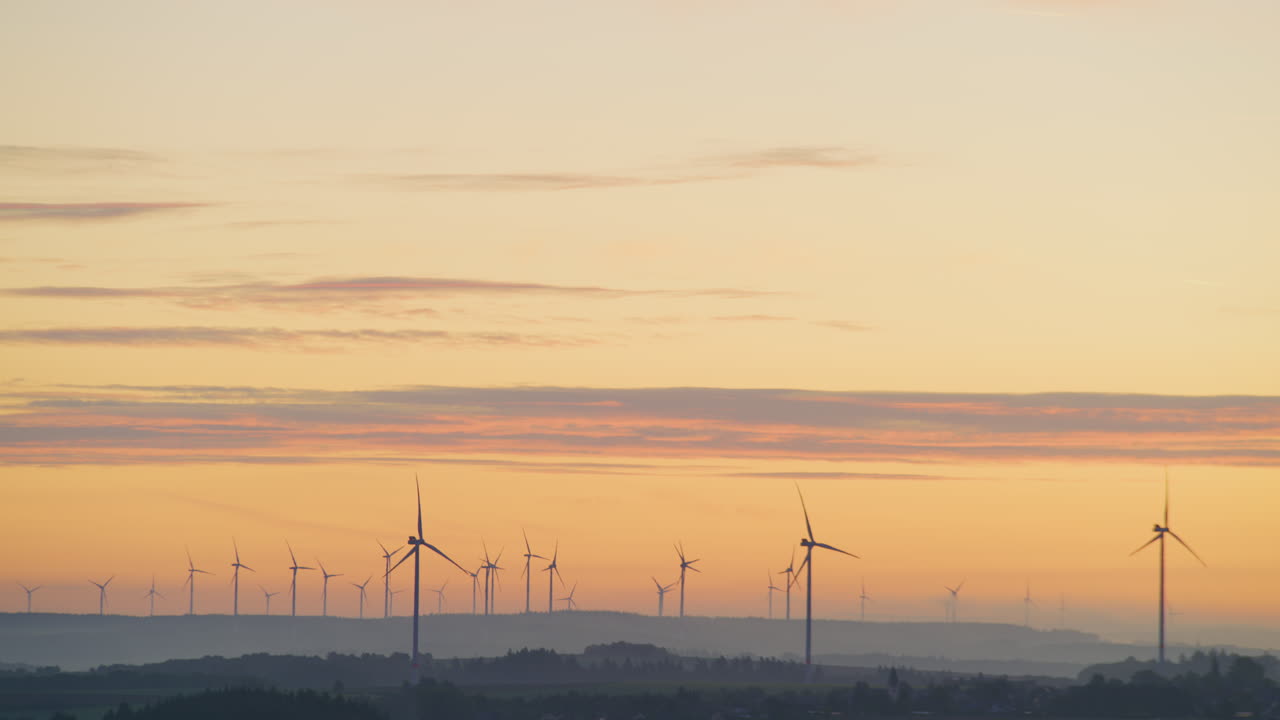 황금시간대에 전기 풍차 공원 파노라마